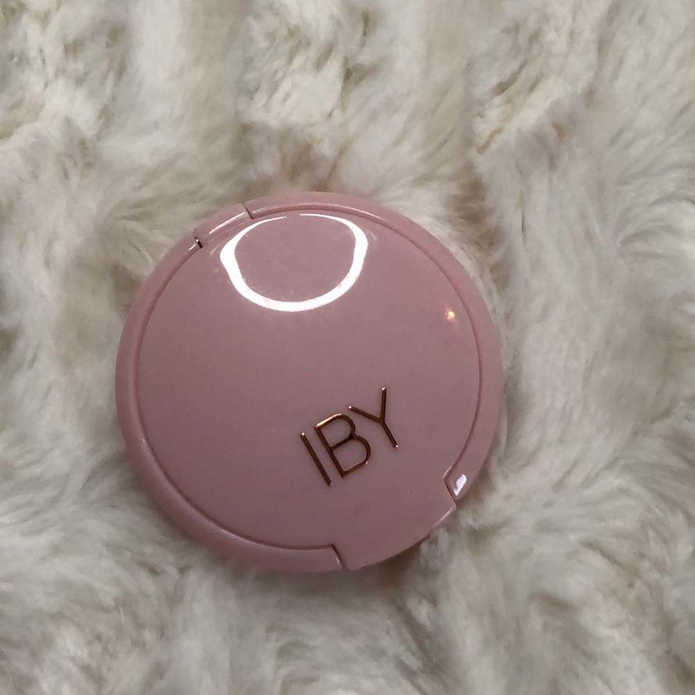 AVAILABLE IN MYSTERY BOX ~ IBY glow highlighter